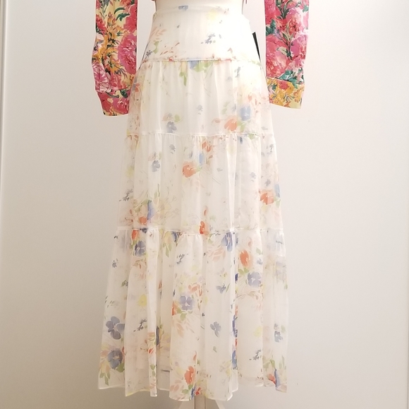 🔥SALE Lauren ralph Lauren floral Skirt
Size 10 not 2
Just be careful! - Picture 2 of 7